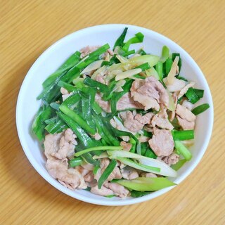 にら豚にんにくネギ丼☆スタミナどんぶり